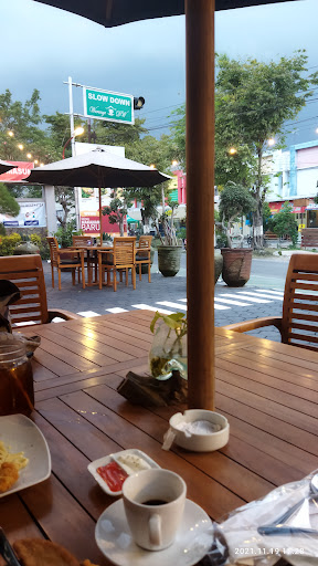 Warunge DW Kedai Makan dan Ngopi