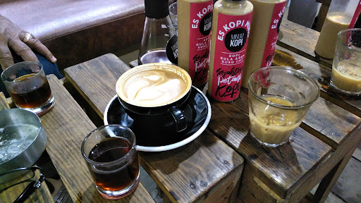Minum Kopi