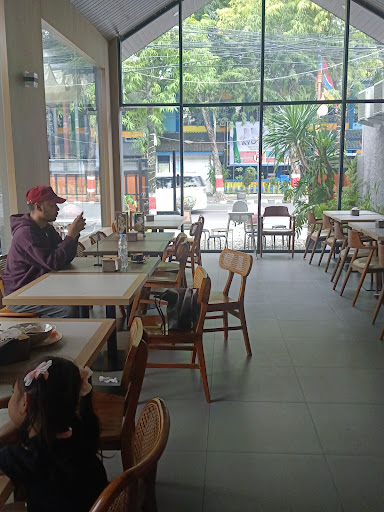 Kayumanis Coffee & Eatery